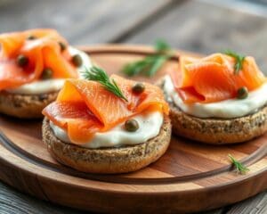 Volkoren bagels met roomkaas en zalm