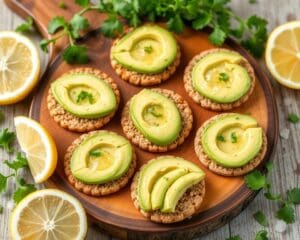 Volkoren crackers met avocado en citroen