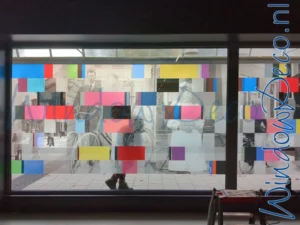 Hoe werken raamstickers voor winkelruiten in de praktijk?