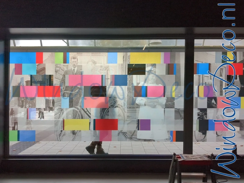 Hoe werken raamstickers voor winkelruiten in de praktijk?